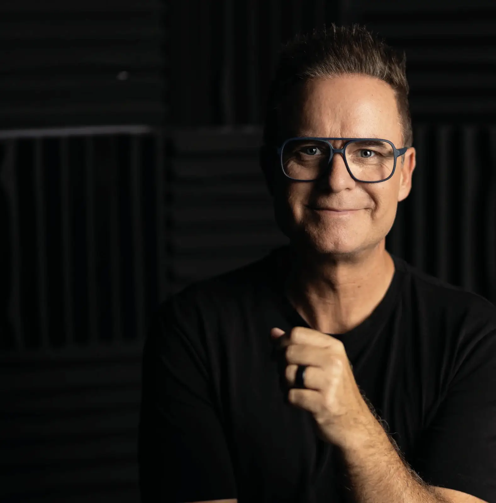 Manuel Horeth im schwarzen Hemd – Porträt aus dem Tourbook