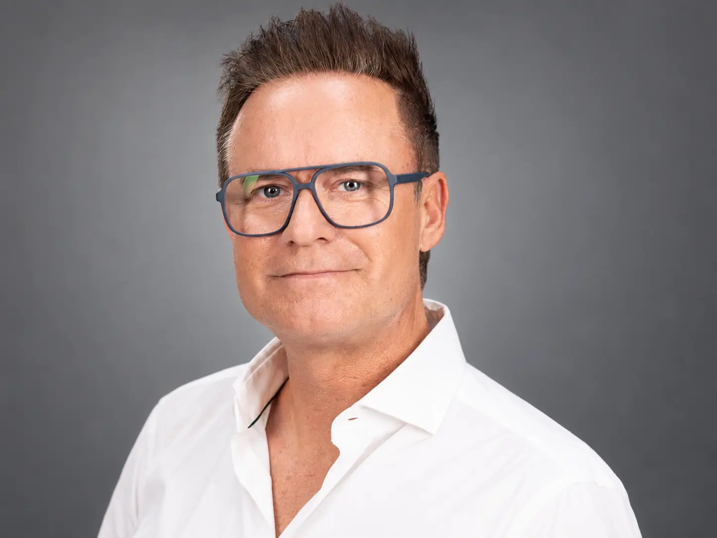 Manuel Horeth vor grauem Studiohintergrund