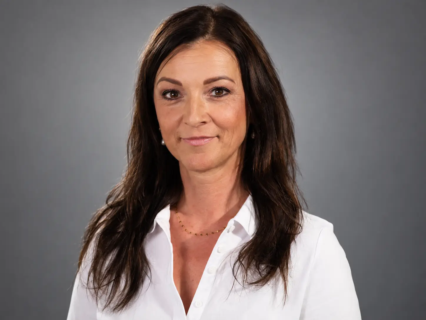 Nicole Horeth vor grauem Studiohintergrund