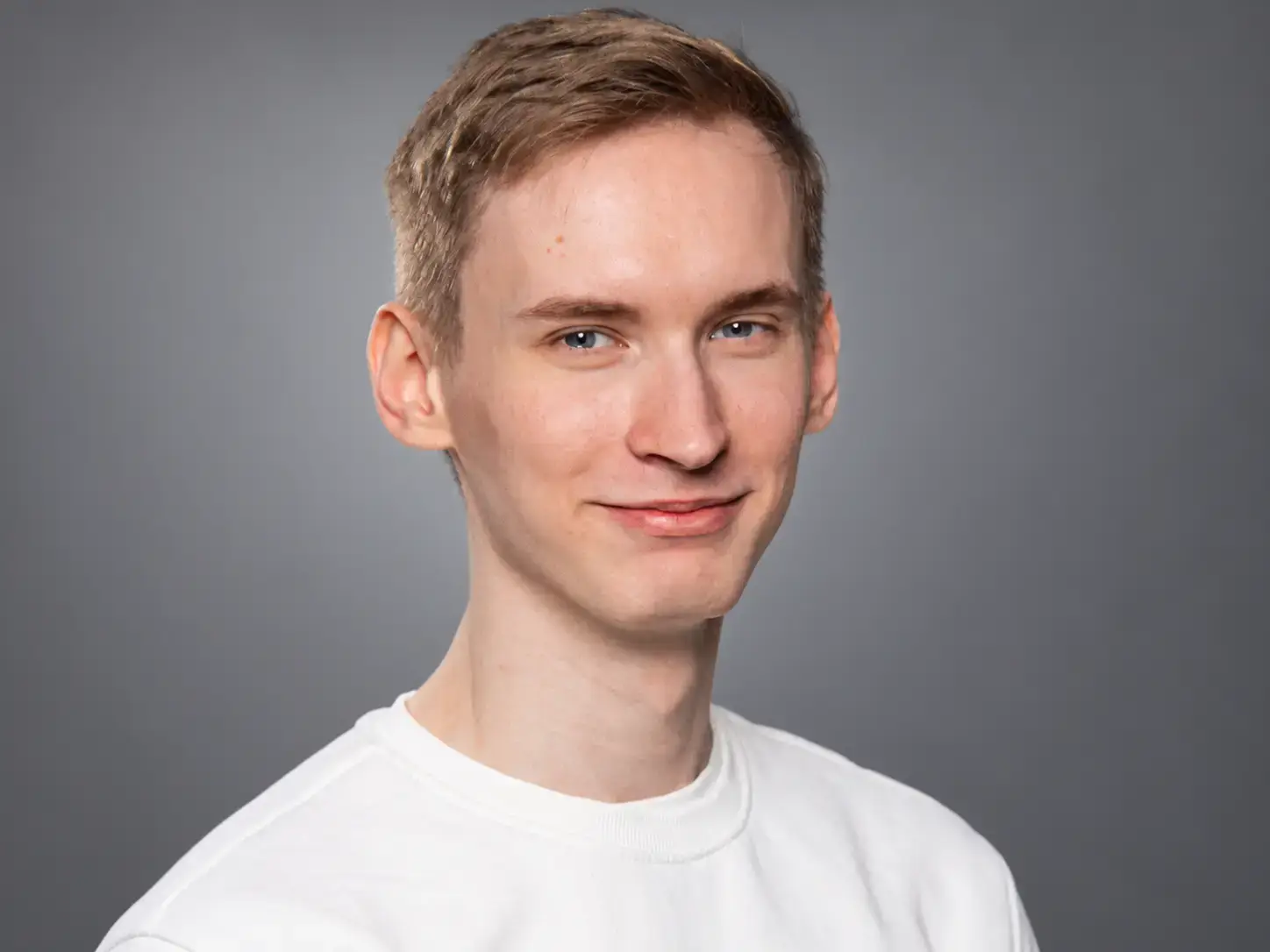Philipp Schinwald vor grauem Studiohintergrund