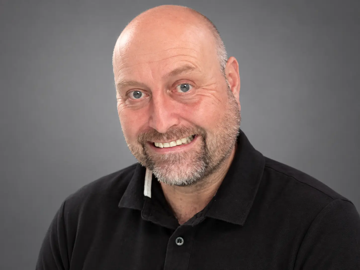Wolfgang Lassel vor grauem Studiohintergrund